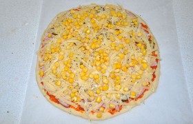 Пицца с ветчиной и кукурузой