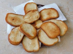 Бутерброды со шпротами и соленым огурцом