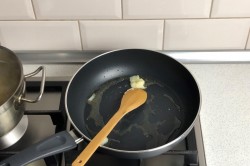 Макароны с тушенкой на сковороде