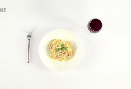 Спагетти карбонара с красным луком 